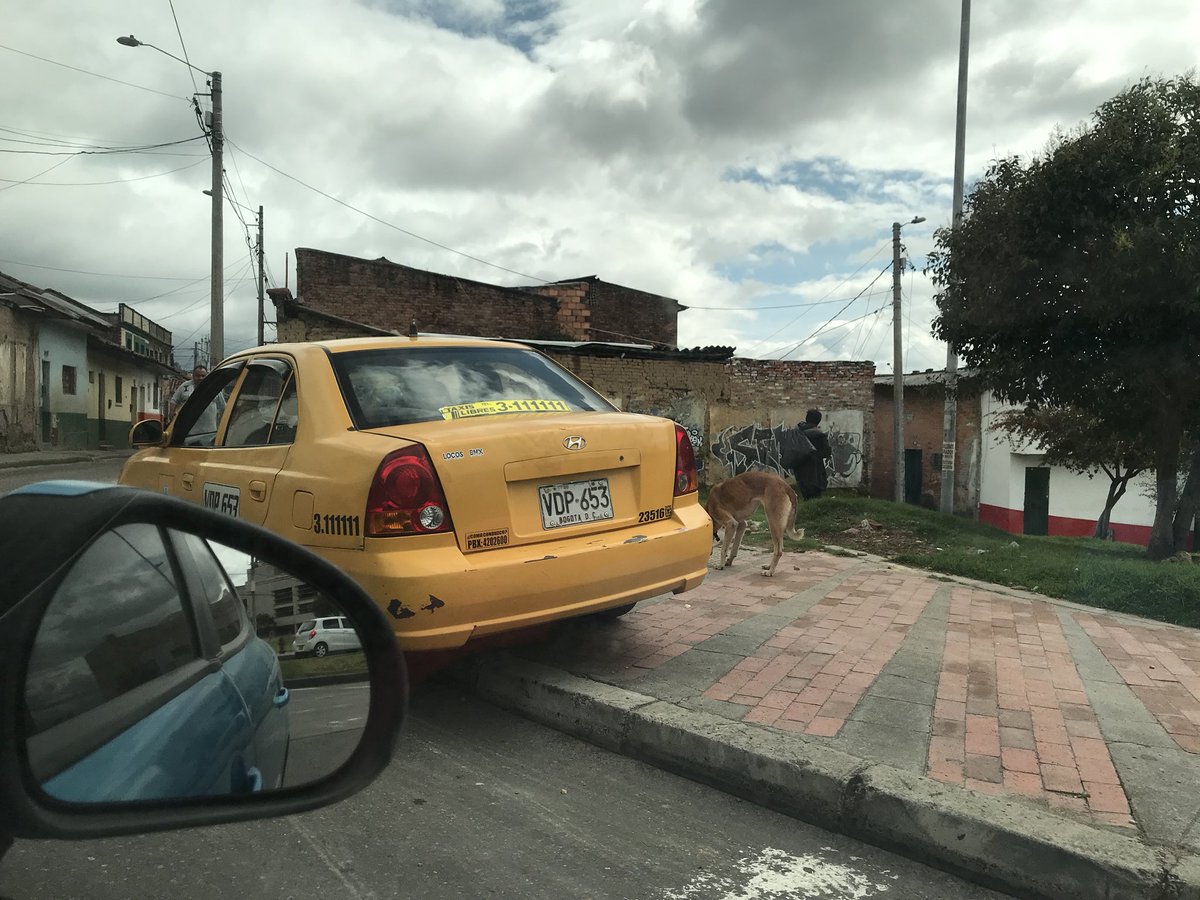 _WilliamRe's tweet photo. @elpoderdelcono #elpoderdelcono
Que tal este taxi de placas VDP653 como invade el paso peatonal https://t.co/58dzmsjhmH