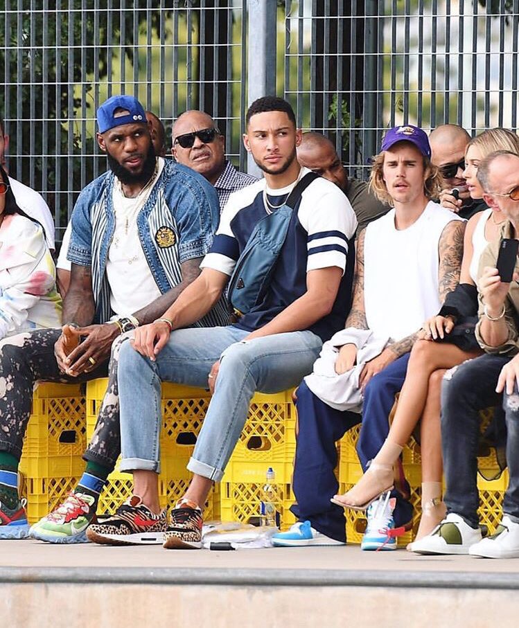 Recape_Magazine's tweet photo. Fashion Week de New York @KingJames @BenSimmons25 @justinbieber @haileybaldwin était au défilé @johnelliottco 📸🔥 https://t.co/wAutcgafPM