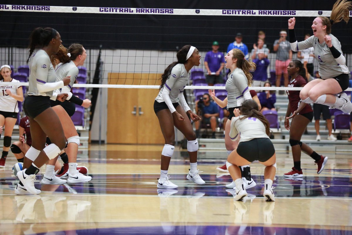 ucavball's tweet photo. Found a way! Together we are one and together we win. #BearClawsUp #WeGetTo #InsiemeSiamoUno #6and2 📸: @bradleywidding https://t.co/vT184VBwbu