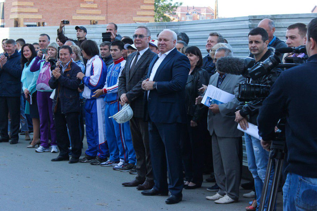 vmzimin's tweet photo. Вбили первый колышек в основание будущего Центра единоборств в I жилом районе Абакана. Это будет трехэтажный спорткомплекс для занятий боевыми искусствами: дзюдо, вольной и греко-римской борьбой, боксом, тхэквондо, рукопашным боем и каратэ. https://t.co/YzHNjtGfj3