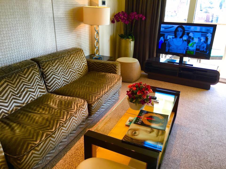 robbieo625's tweet photo. Happy #SuiteSeptember! If you want to vacation in pure luxury, look no further than @CruiseNorwegian! Pictured is the #NorwegianBreakaway Deluxe Owners Suite! 😍 #CruiseNorwegian #FeelFree https://t.co/rvoPKdfyqZ
