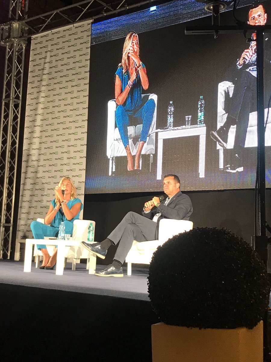 barbaracarfagna's tweet image. #Digithon2018 è un gran successo. Porta tecnologia, comunicazione e politica in un territorio vivo recettivo attivo: la mia amata Puglia (non sono pugliese ma ci sto diventando). Complimenti a @LetiziaDAmato per l’efficienza e l’organizzazione di tre giornate complete