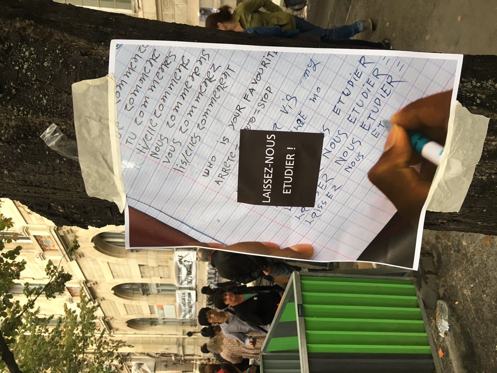 FCPE_Paris's tweet photo. Mobilisation des associations et parents #Fcpe solidaires sur « La rentrée des classes des mineurs oubliés » devant le lycée Voltaire #paris11 : pour la scolarisation et la reconnaissance des droits fondamentaux des mineurs isolés étrangers #MIE https://t.co/pCMDdsr45M
