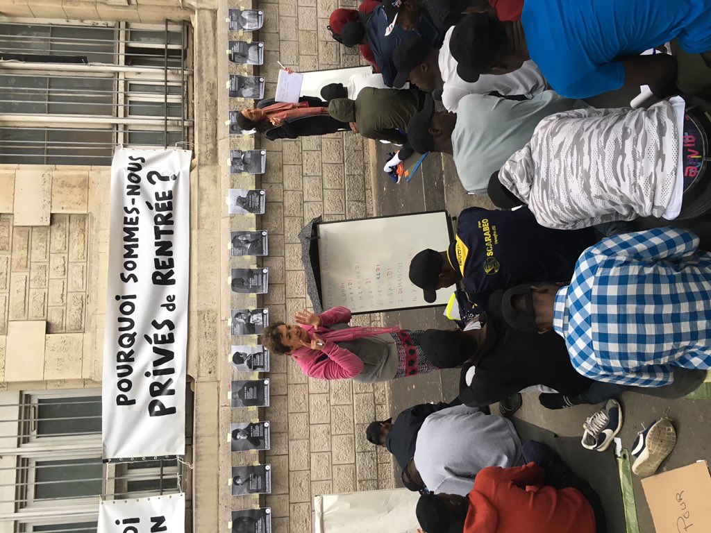 FCPE_Paris's tweet photo. Mobilisation des associations et parents #Fcpe solidaires sur « La rentrée des classes des mineurs oubliés » devant le lycée Voltaire #paris11 : pour la scolarisation et la reconnaissance des droits fondamentaux des mineurs isolés étrangers #MIE https://t.co/pCMDdsr45M