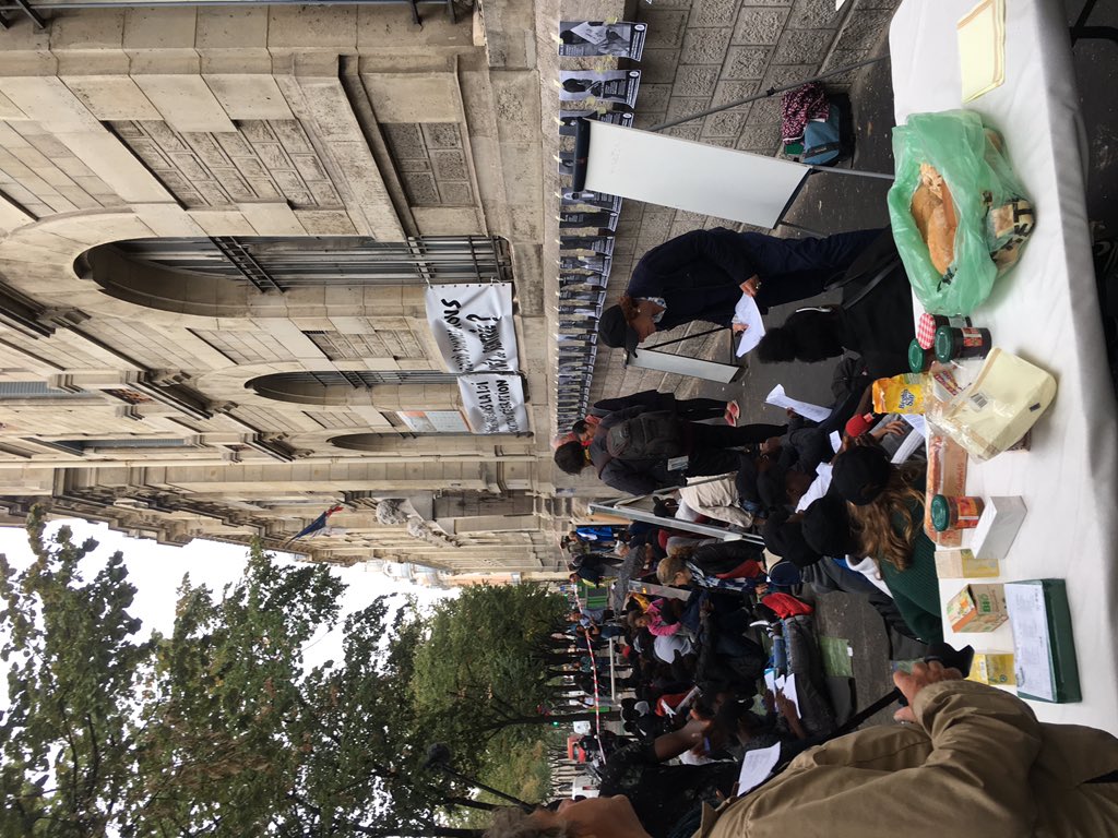 FCPE_Paris's tweet photo. Mobilisation des associations et parents #Fcpe solidaires sur « La rentrée des classes des mineurs oubliés » devant le lycée Voltaire #paris11 : pour la scolarisation et la reconnaissance des droits fondamentaux des mineurs isolés étrangers #MIE https://t.co/pCMDdsr45M