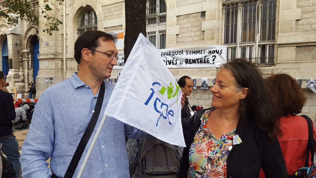FCPE_Paris's tweet photo. Mobilisation des associations et parents #Fcpe solidaires sur « La rentrée des classes des mineurs oubliés » devant le lycée Voltaire #paris11 : pour la scolarisation et la reconnaissance des droits fondamentaux des mineurs isolés étrangers #MIE https://t.co/pCMDdsr45M