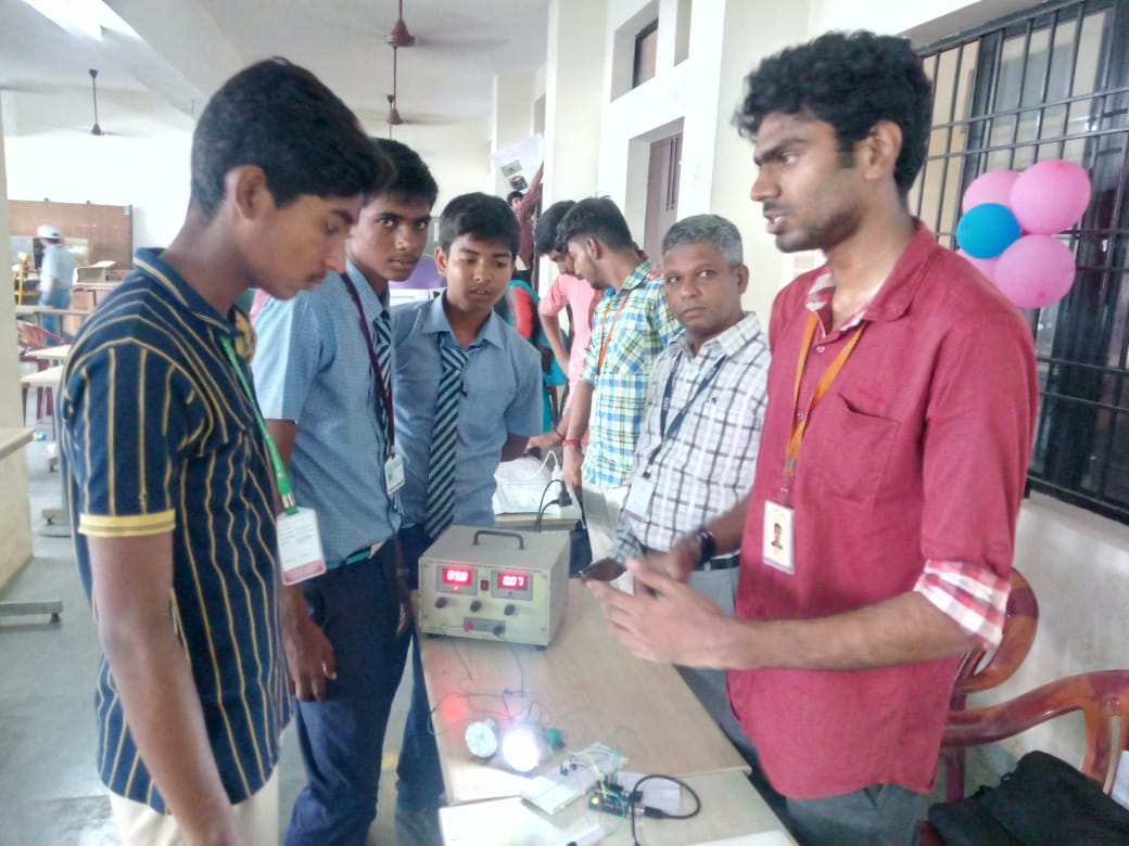sirajaa1998's tweet photo. Fabulous event conducted by @KCGtechnology for the young minds of chennai!! Students had the wonderful opportunity of getting an insight about the future of technology!!#KCGEngenius @KCGEEE @kcgconnect @albertprayan @AJVINDIA https://t.co/VS82nJjQ3Q