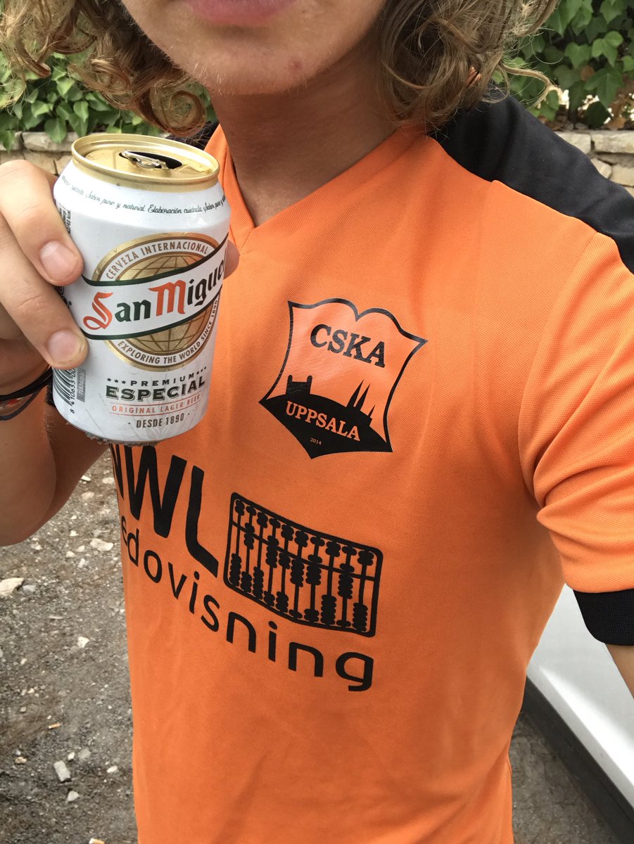 EmilAlmqvist's tweet photo. För två dagar sedan vann världens i särklass finaste korpenförening div 3, korpen Uppsala, nästa år spelar vi i 2an! Detta firas! 
Ha en trevlig fredag vänner! @CSKAUppsala #cskau https://t.co/MFr4tYL76U
