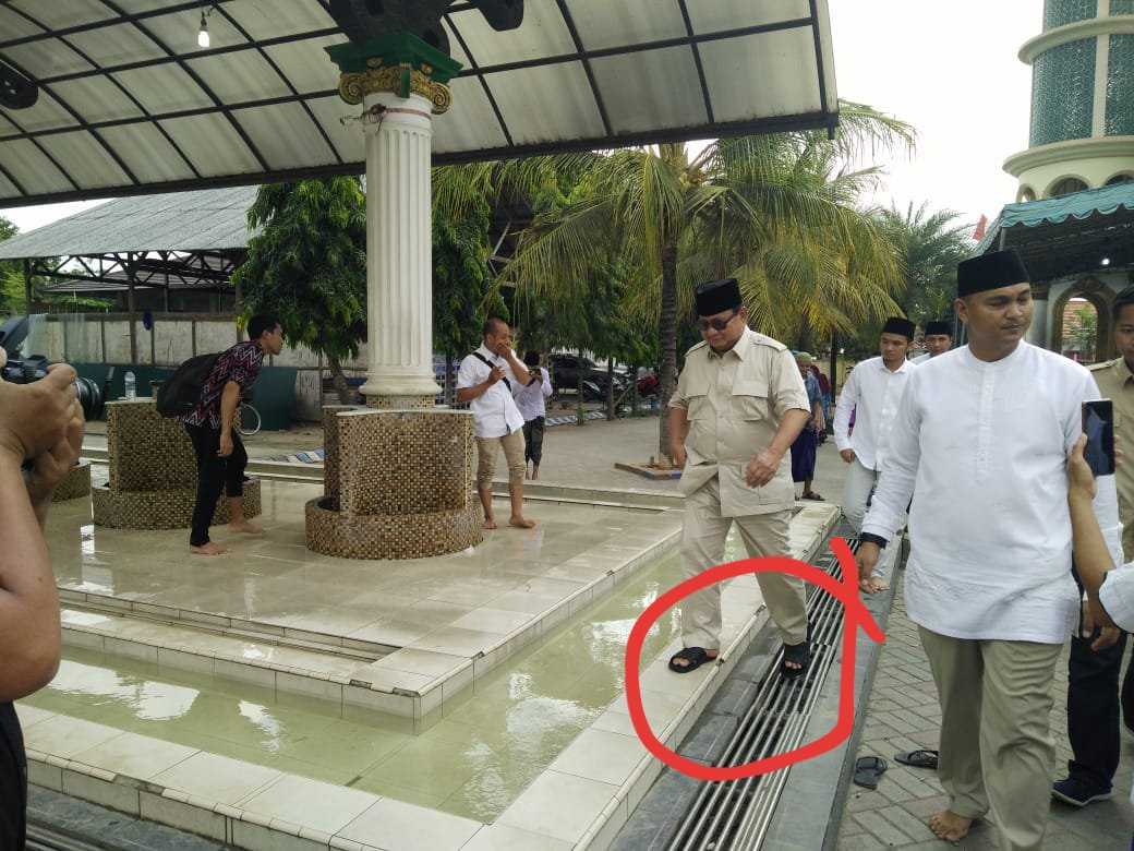 joxzin_jogja's tweet photo. Kelakuan capres begini kok kalian bela pakai ayat 
Kelakuan capres begini kok kalian anggap sbg pilihan umat Islam 

Ini foto @prabowo di Bangkalan, Madura yg menerabas batas suci Masjid Syaichona Cholil https://t.co/wMqVkEVecP