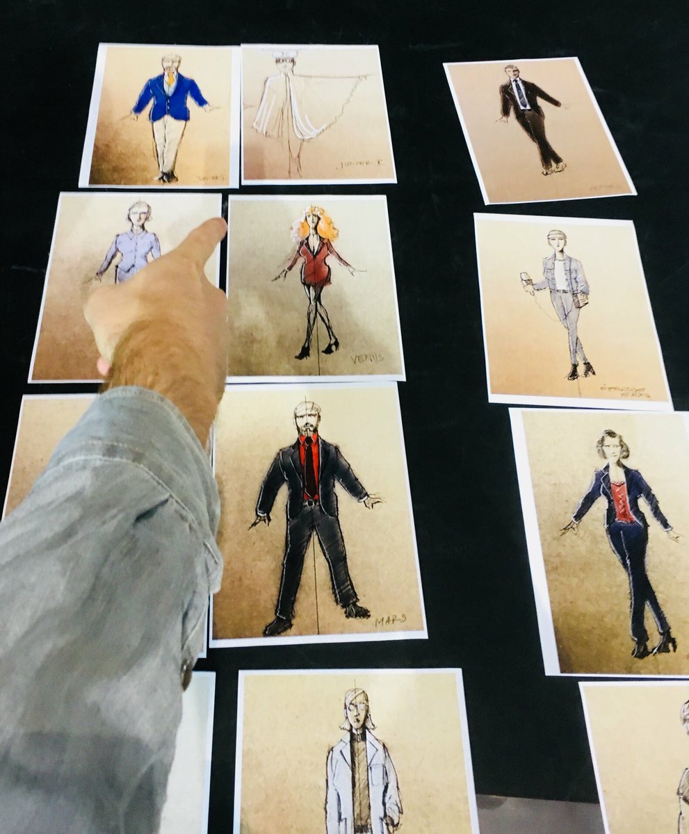 Merkur ― der Götterbote, mit Fingerzeig auf die Figurinen, die unser Ausstatter Darko Petrovic für die Operette »Orpheus in der Unterwelt« gezeichnet hat.

Alle Infos, Termine und Tickets unter 👉 bit.ly/2NSlD2X