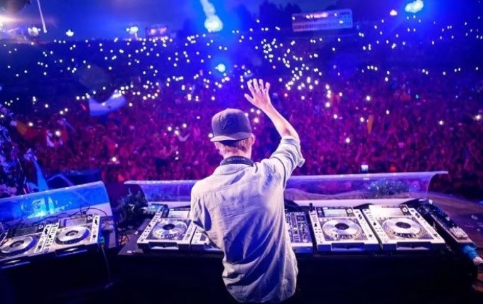 PATTYTREJORADIO's tweet photo. The First Birthday Without You 🖤 @Avicii https://t.co/iKAucMaseO