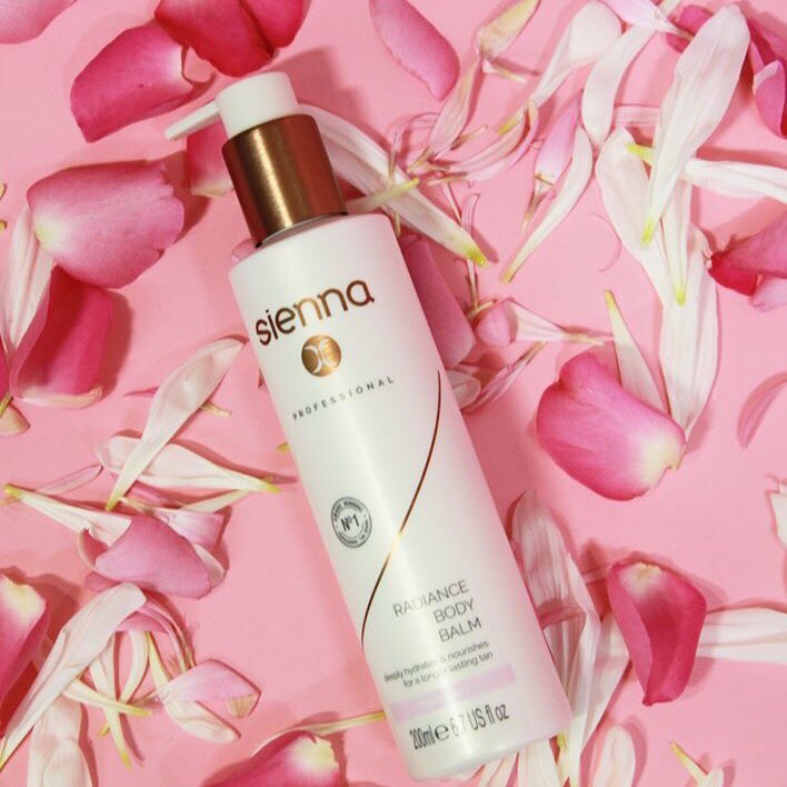 Rawrbeauty_'s tweet photo. Our #FakeTanFriday go to is ALWAYS @SiennaXOfficial. Not only will you leave our salon with a golden glow, moisturising ingredients such as vitamins A and E, Aloe vera and Q10, will leave your skin feeling as amazing as it looks. #FridayFeeling https://t.co/xJXtykOE9u