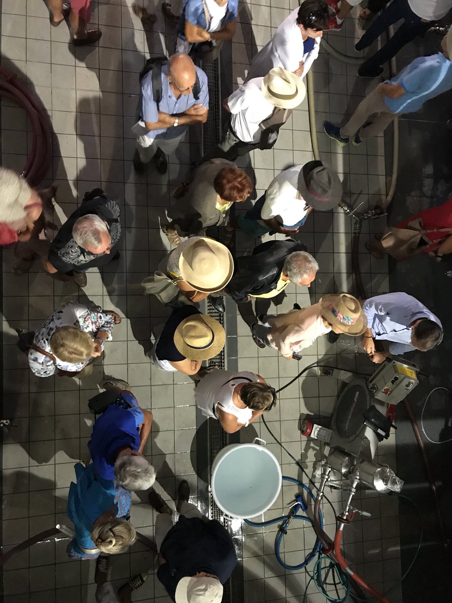 Suite de la visite avec le cuvier, Alban initie nos vignerons d’un jour #vendangespeyrassol #vendanges2018 #peyrassol