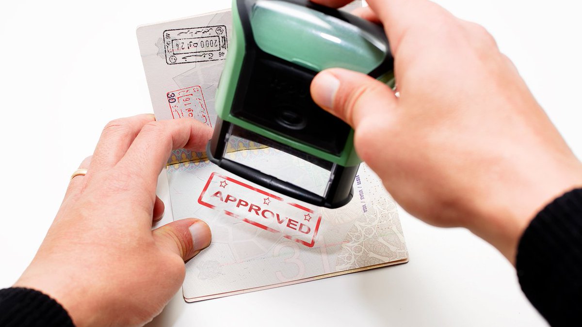 qatarliving's tweet image. Minister of ADLSA HE Dr Issa Saad Al Jafali Al Nuaimi said the new law regarding abandoning of the exit permit system will come into effect after publication in the Official Gazette. #ExitPermit #Qatar #QatarLiving

qatarliving.com/forum/news/pos…