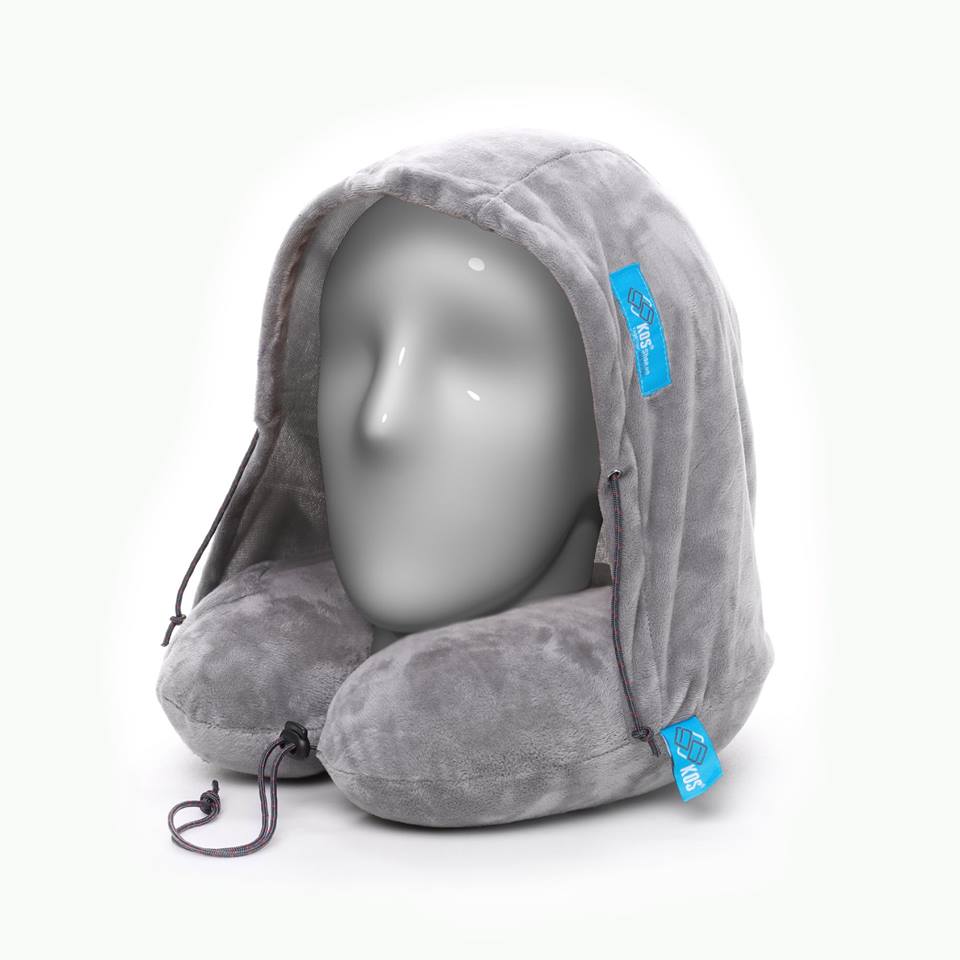 Gối chữ U có quàng cổ và trùm đầu thiết kế tiện lợi, kín đáo cho bạn khi ngủ trên máy bay. Tuy nhiên đây là dòng mới ra và còn nhiều điểm cần cải thiện.
Bạn có thể mua chiếc gối chữ u có trùm đầu này tại Kosshop và các cửa hàng phụ kiện du lịch khác.