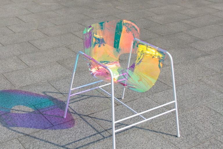 PromostylParis's tweet photo. Taehwan Kim has designed a luminous chair with astonishing chromatic properties.
What's behind this optical effect ? : https://t.co/zLBfg4CU7U
#design #chair #dichroic #rainbow #iridescent #koreandesigner #furniture #opticaleffect #colorful #minimalist #luminous #designchair https://t.co/8lkgMPskaz