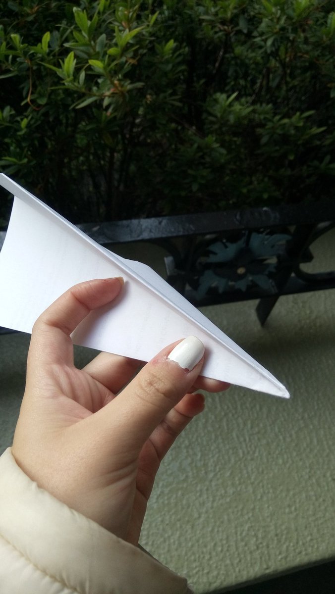 AlejandraHered3's tweet photo. Cc en Informática Médica te ponen a hacer aviones de papel y ganas un punto en el examen 😂 https://t.co/UvgGvxS2tu