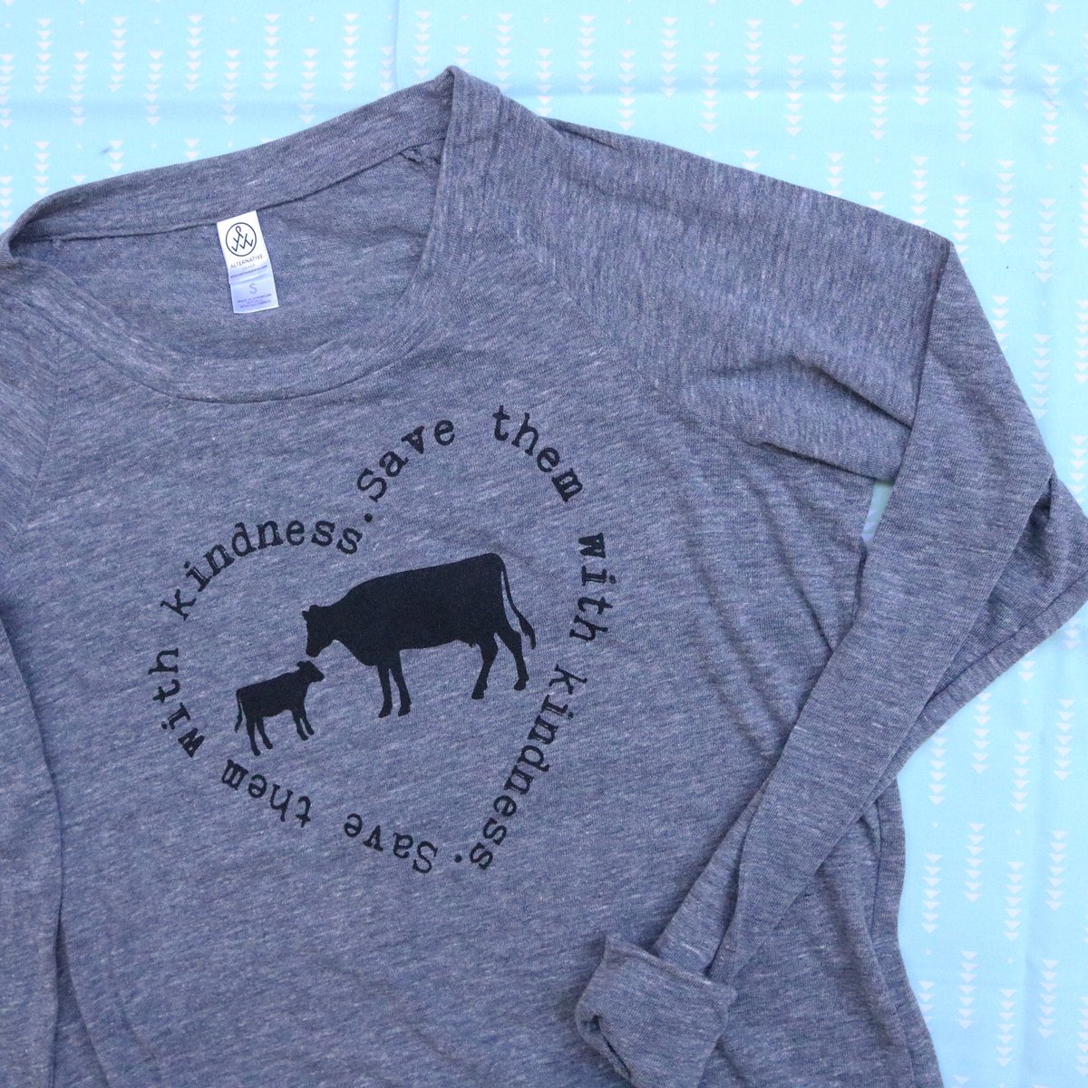 ThreadsforLove's tweet image. There’s been a bit of a chill in the air lately.🍂As much as I love the heat, I’m looking forward to some cooler temps.😅 #vegan 
threadsforlove.com/products/save-…