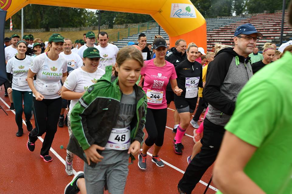 BiznesMediaPR's tweet photo. Mimo deszczu, chłodu 223 osoby pokonały dystans IV Mini RAFAKO Półmaraton Racibórz 4 BIEGI Racibórz oraz 120 dzieci wzięło udział w Kids Run. Dochód z obu biegów przeznaczono na leczenie Natalki Kwiatkowskiej chorej na czterokończynowe porażenie mózgowe. 
https://t.co/bWSRkqVvSc https://t.co/KcfRqH9WBK