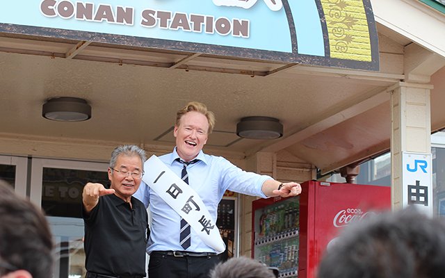 grapejapan's tweet photo. Conan O’Brien Becomes Mayor of Conan Town For a Day, Serves Free Hamburgers
https://t.co/JmK9X2n0ca #ConanJapan #ConanTown #Hokuei #北栄町 #コナンオブライエン #コナンタウン https://t.co/TL1CNdpnpb