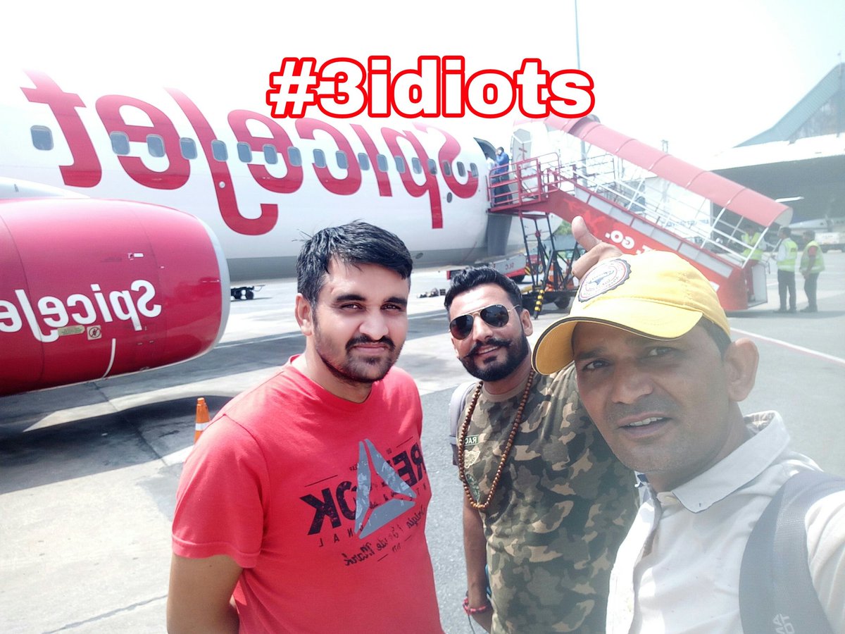 rameshchahal's tweet photo. नार्थ इस्ट गया हुआ हूं दो बंदरों के साथ|
कुछ पैरों के निशान खोजने|उम्मीद है अभी तक मिटे नहीं होंगे| 
"जमीर की स्याही लोगो बिकने नहीं देती
गूंगे पन्नों की गवाही कहीं टिकने नहीं देती|"
समझता हूं समझ नहीं आयेगा कुछ भी
पर इससे ज्यादा समझा भी नहीं सकता|
@BinderDanoda
@BinderRuhal https://t.co/vhayYNfjuL