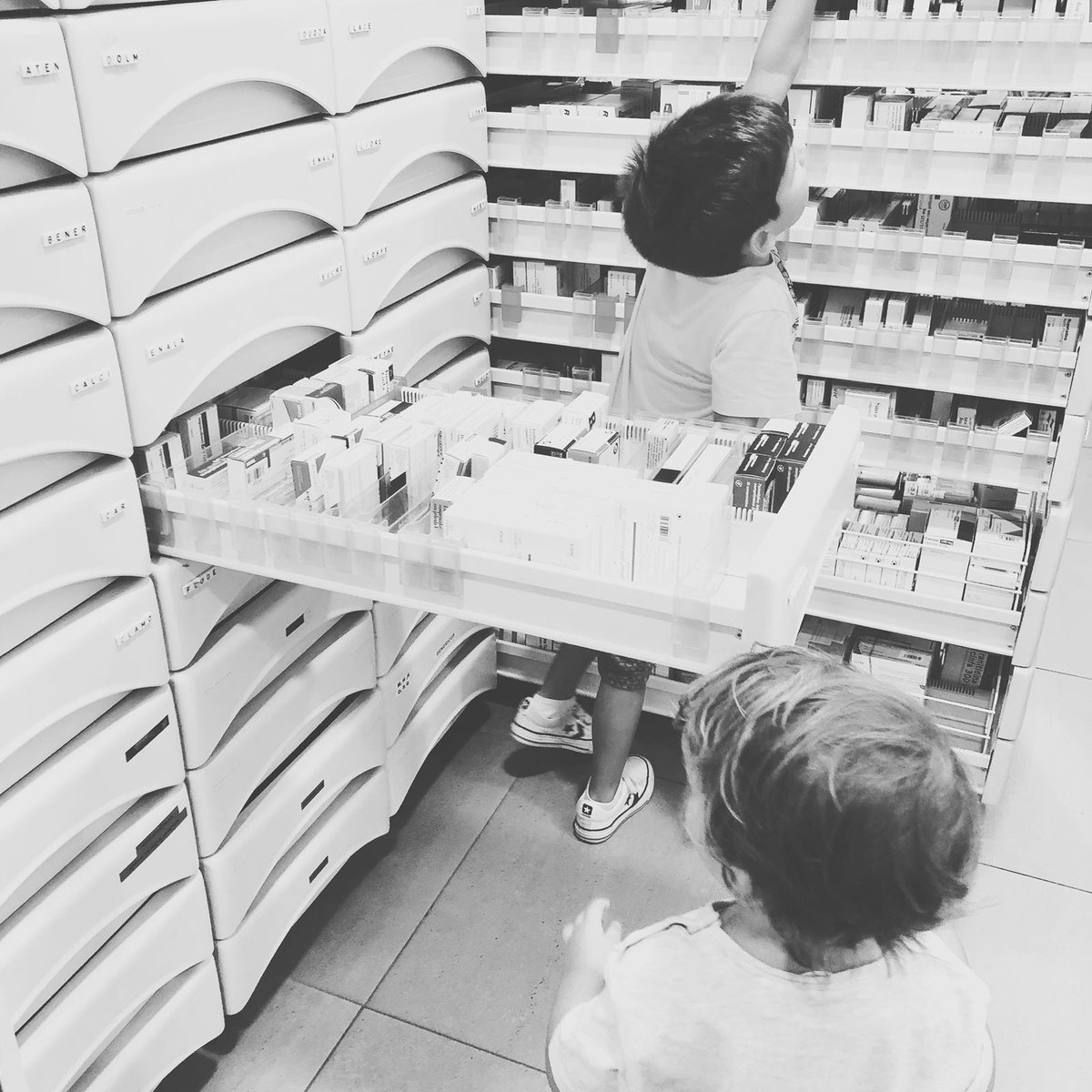 FarmaFornells's tweet photo. Nuestros nuevos fichajes saben lo que es ordenar las cajoneras con ganas! #empleados #farmacia #malaga #huelin #malaga #medicamentos #conciliacionfamiliar #farmaciafornells #trabajoenequipo #eljefe #niños #kids #salud #verano #orden #infancia #futuro https://t.co/2CTeAREH6k