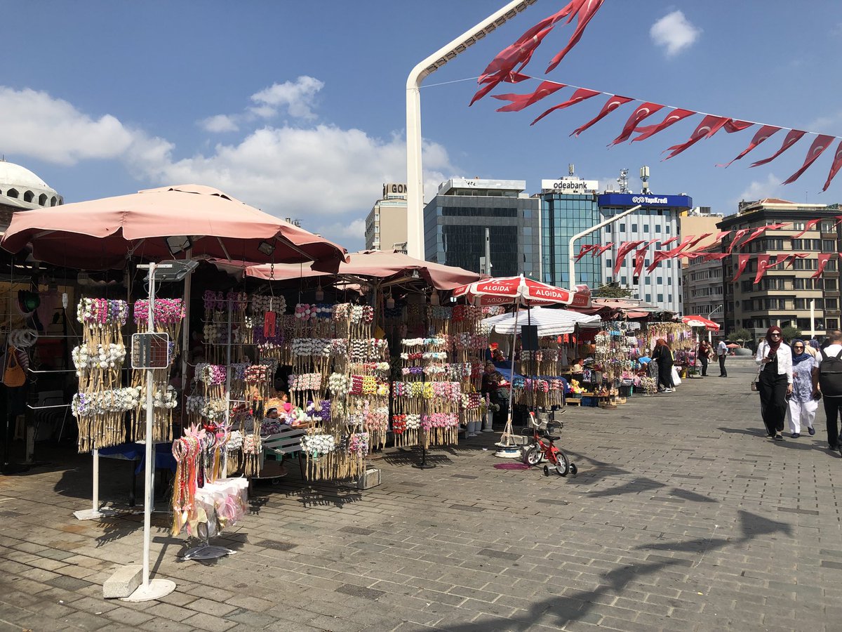 Taksim’deki çiçekçilerde artık çiçek satılmıyor. Ucuz plastik şeyler satılıyor. 

Turist çiçek almıyor, elini ayağını Taksim’den çekmiş olan yerli de çiçeğini internetten sipariş ediyor. Turizm de zamanın ruhu da mekanın içini işte böyle boşaltıyor. Saksıda ağaç, plastik taç...