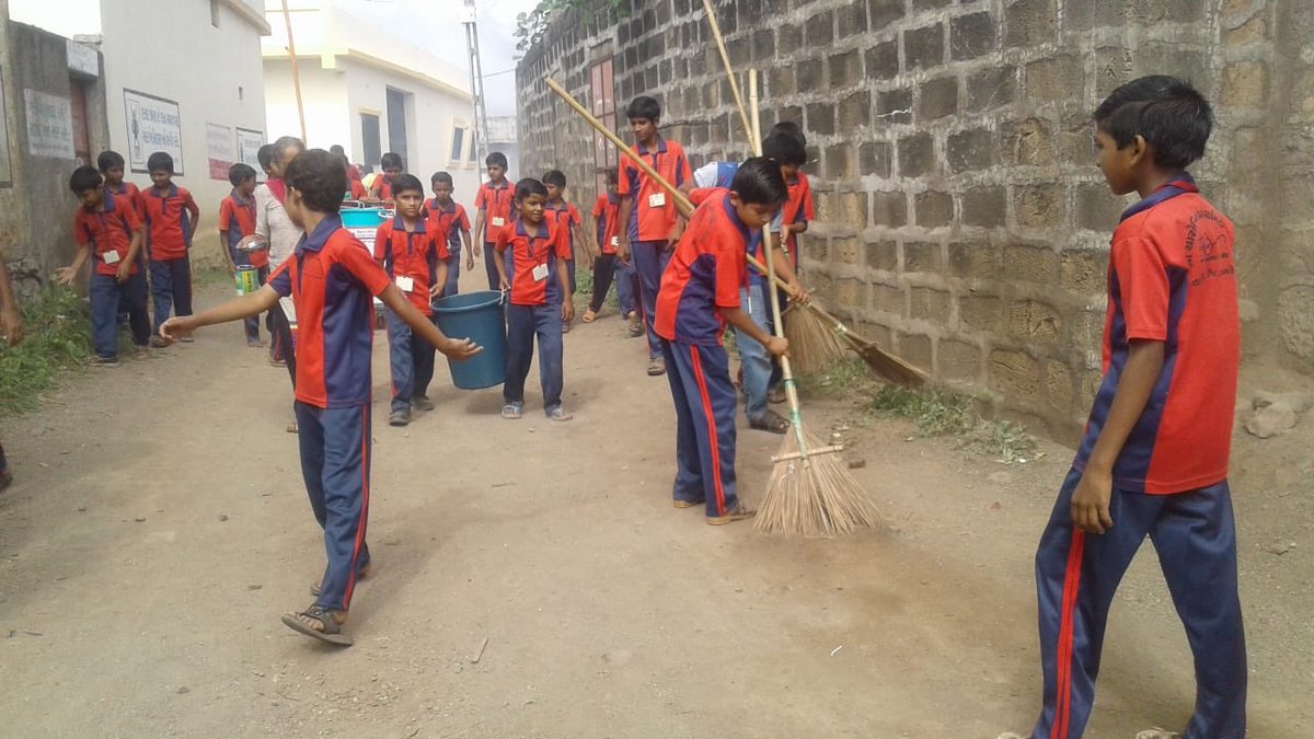 AmreliCrc's tweet photo. Savchhta pakhvadiya antargat safai in charodiya school https://t.co/w6DnyQt7r5
