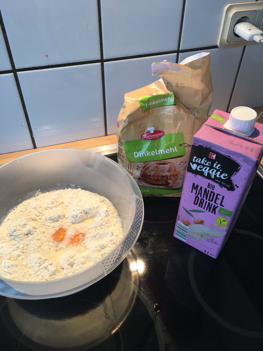 ww_chrissy's tweet photo. Frühstück vorbereiten  🥞 Mal gucken ob die Crêpes was werden #Frühstück #Crêpes #Mandelmilch #Eier #Rezeptfürdoofe https://t.co/GFrFIp9nMC