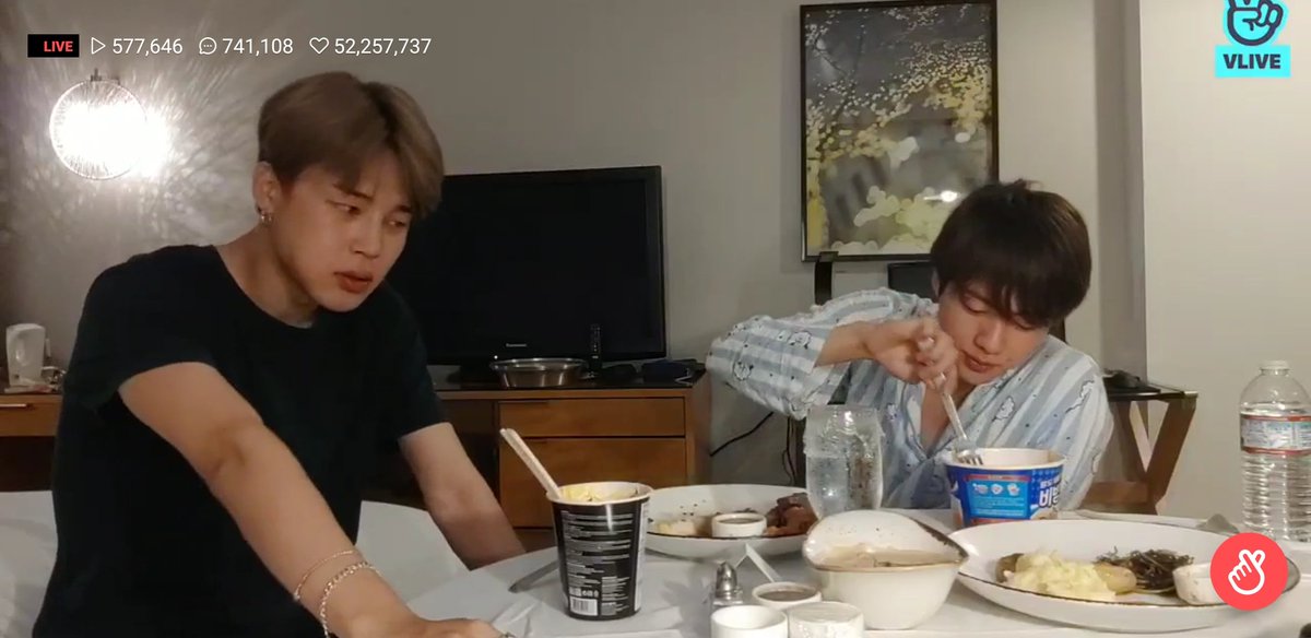 Hasil tangkap layar siaran Vlive Jimin dan Jin BTS usai melangsungkan konser di Los Angeles.