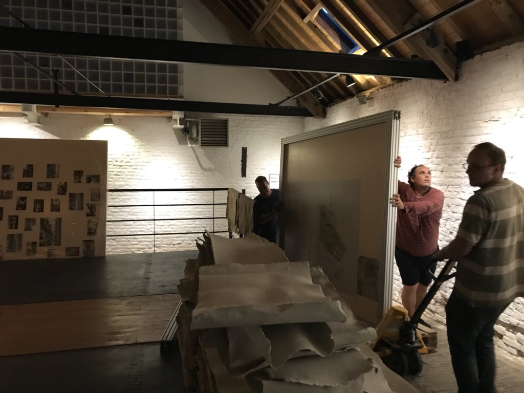 OMHerisem's tweet photo. De tentoonstelling #fabrieksburen komt terug! Nog vandaag de laatste hand leggen en dan kunnen de deuren een maand lang open voor #erfgoed in de #zennevallei met dank aan #erfgoedcel Pajottenland en Hans van de  @GemeenteBeersel https://t.co/KJQAtb1qGZ