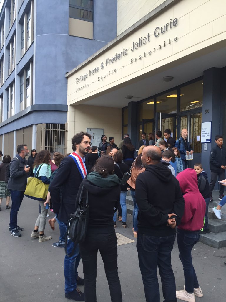 LachaudB's tweet photo. Aux côtés des enseignant•e•s, des personnels et des parents du #collège Joliot Curie de #Pantin, en lutte, avec @gdarbadie et @SamiaSadatPant1. Chaque enfant a droit à une #Rentree2018 dans des conditions décentes. Dans l'école de la République, pas d'égalité sans moyens ! https://t.co/m01HlZQ37E
