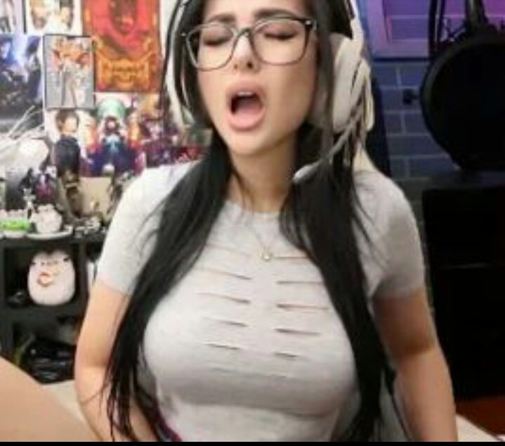 Sssniperwolf looking sexy. 