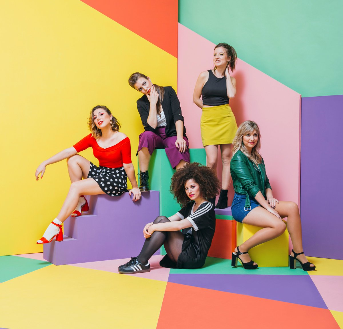 NEW SEASON!!! ⚡
Thanks team 🙏🏻 <a href="/cocolia/">cocolia</a> @usted @marcbordons <a href="/ditmelis/">Judit Melis</a> @karmele_diez <a href="/adidas/">adidas</a>
.
.
.
#UNA #UNAvocalgroup #GirlBand #vocalgroup #newseason #SAMBA