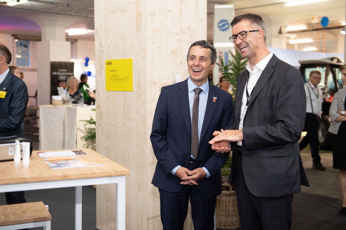 AndermattReuss's tweet photo. Bereits der 1.Tag der viertägigen Messe #Uri18 war voller interessanter & spannender Begegnungen. Eines unserer Highlights war der Besuch von Bundesrat @ignaziocassis, der sich sehr für unser Projekt interessiert hat. Hier mit unserem CEO Franz-Xaver Simmen.
#Switzerland https://t.co/BnMULvkP91