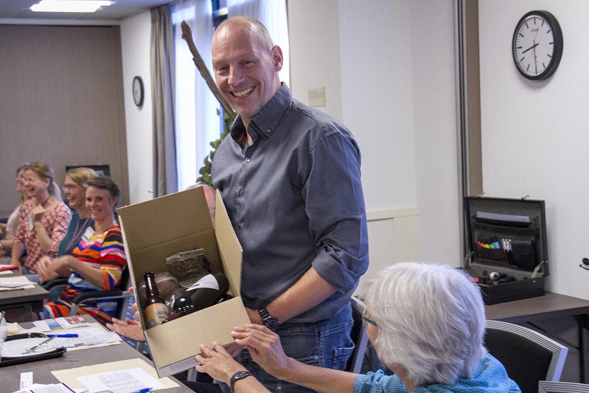 Esther van Leeuwe van Restaurant aan Huis reikte de deurprijs bij @bni_degouwe  uit aan Ray Kruithof Kremer. Hij mag koken met future foods, verpakt in hergebruikt materiaal. Wijn, bammetjesbier (gemaakt van gered brood), locale rivierkreeft, maden... Bij vragen belt Ray Esther.