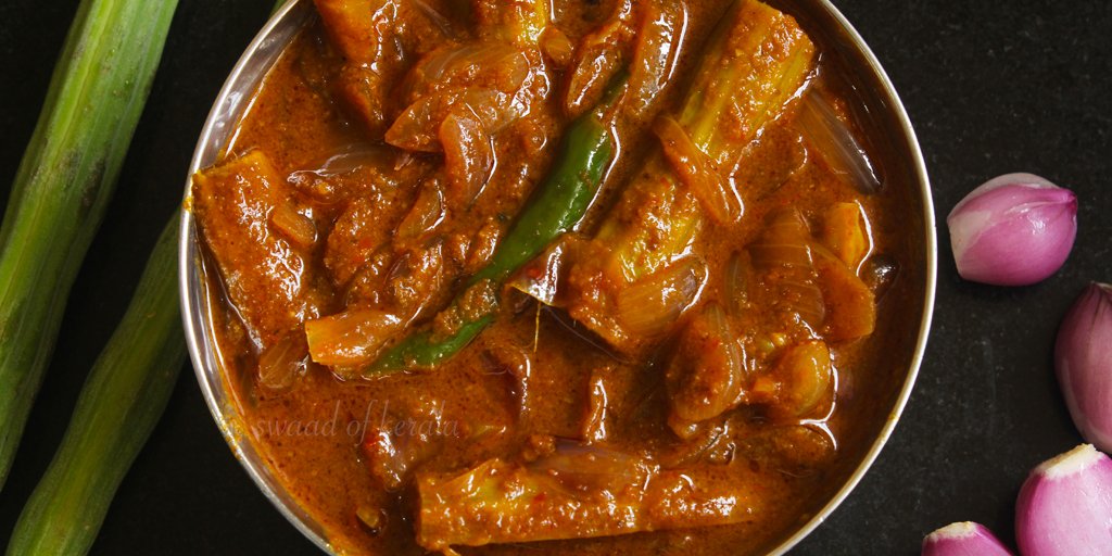 SwaadOfKerala's tweet photo. Ulli Theeyal is a traditional preparation in Kerala Cuisine where shallots are cooked in spiced roasted coconut gravy and tamarind. 
Watch Video Recipe: https://t.co/QI7qWDgTvx
Read Full Recipe: https://t.co/CvZJ8MoaNZ

#SwaadOfKerala #KeralaFood #KeralaStyleRecipe #KeralaCuisine https://t.co/nTaFatQrN2