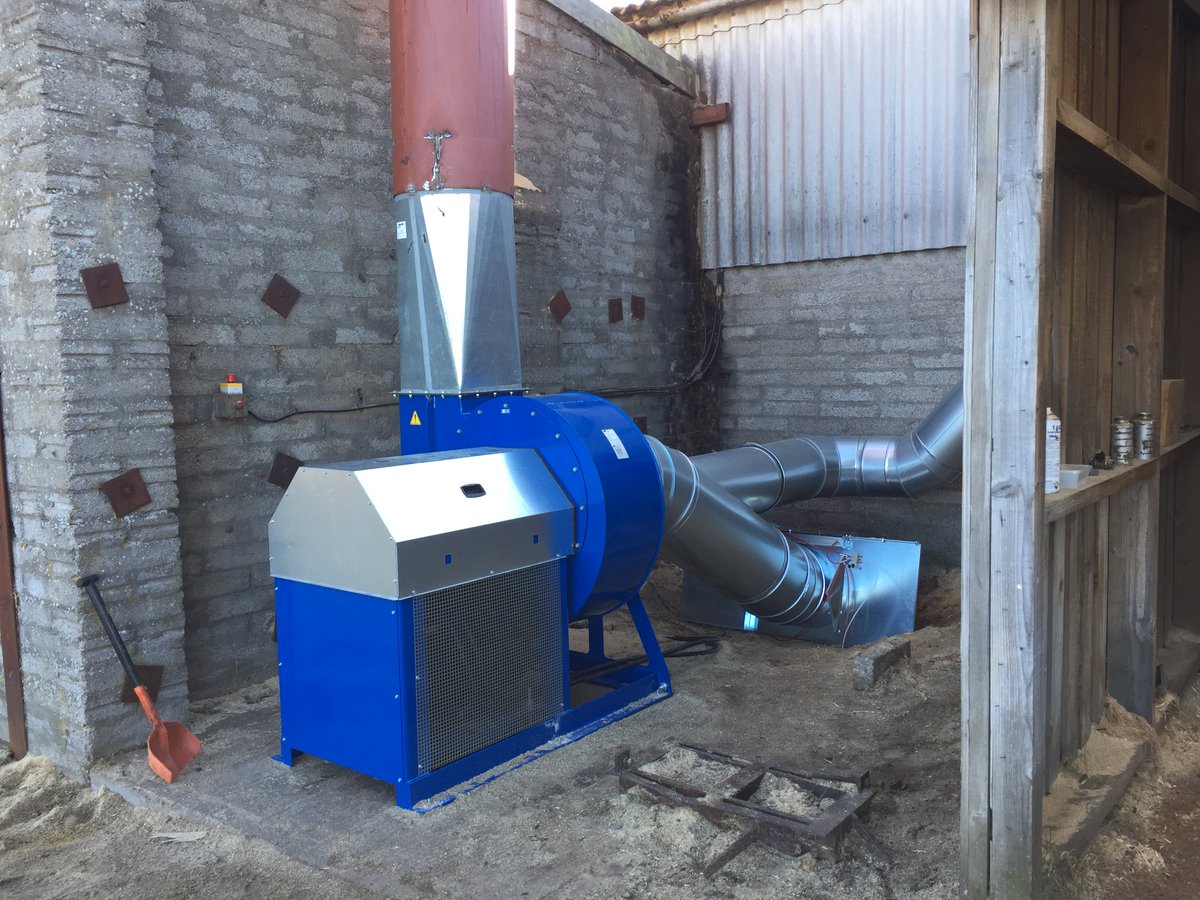 amac_EnviroLtd's tweet photo. When the wood chips are down get them sucked away! #dust #amac https://t.co/tLnN2H46Vt