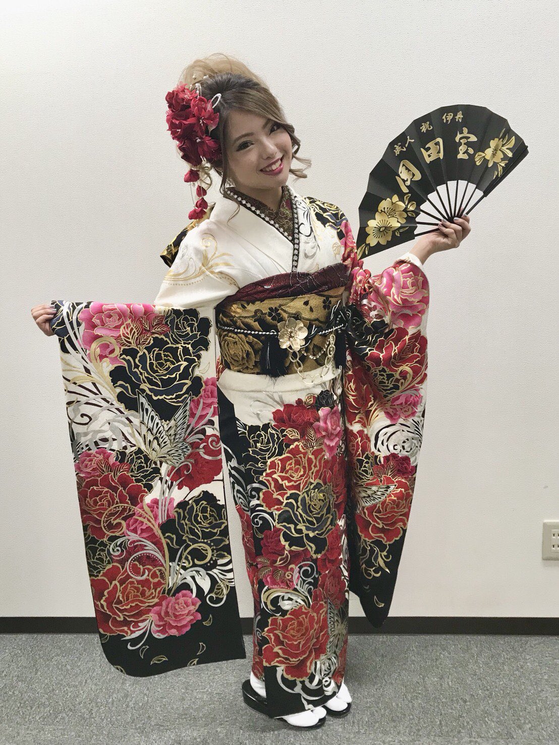 Twitter 上的 振袖レンタルショップ 和の刻 Staff 成人式前撮り撮影 振袖は白地に赤黒バラのインパクト大のカッコいい派手系振袖 オリジナル扇子もすごくいいですね 振袖レンタルするなら 和の刻 T Co Jzk5csjnef 成人式 和の刻 振り袖