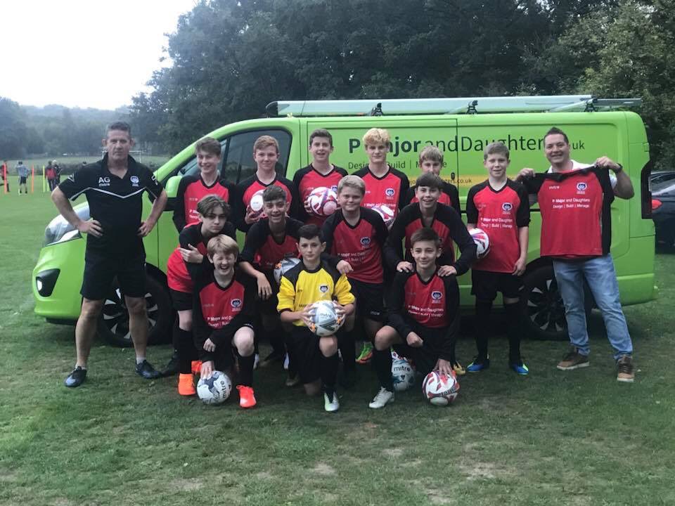 Our U15s enjoyed a visit from new sponsor, local builders P Major and Daughters! Good luck for the season ahead! #football #sevenoaks