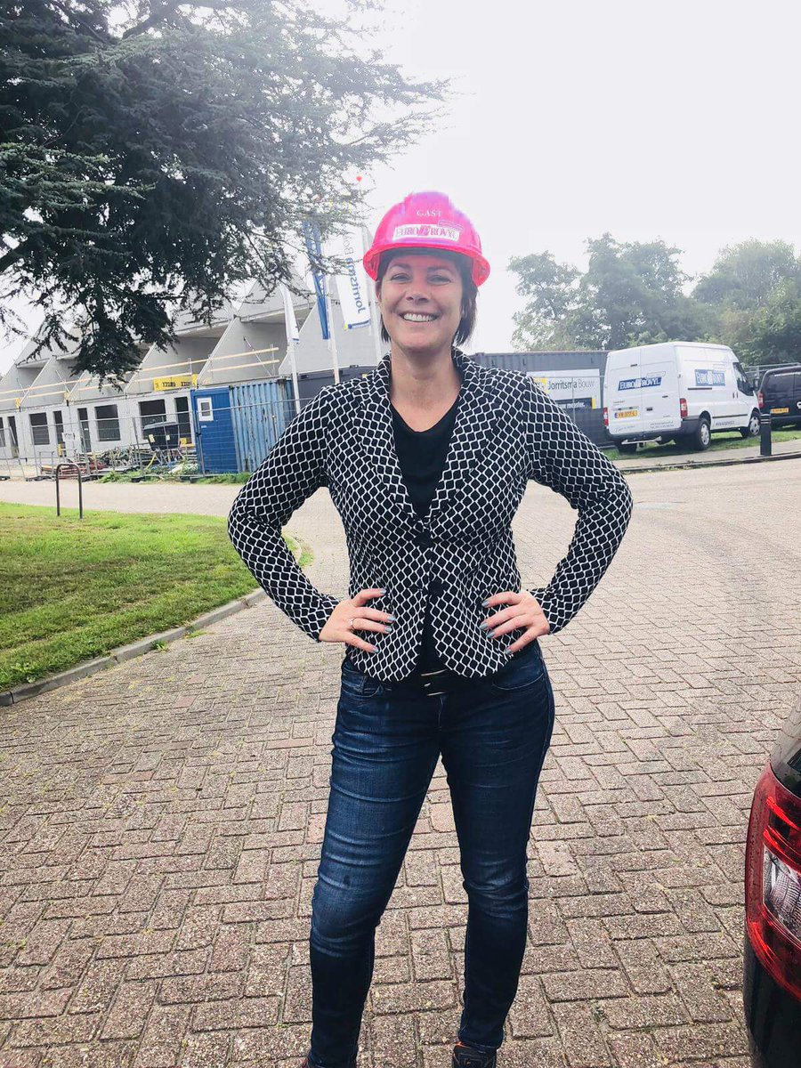 De bouw is niet alleen een mannenwereld... Vandaag ging onze collega Sigrid Nugteren op stap (met bijpassende helm) met projectleider Eelke Wielstra. Langs de verschillende bouwprojecten in Noord-Nederland waaronder in Leeuwarden, Haren en Blauwestad Groningen.