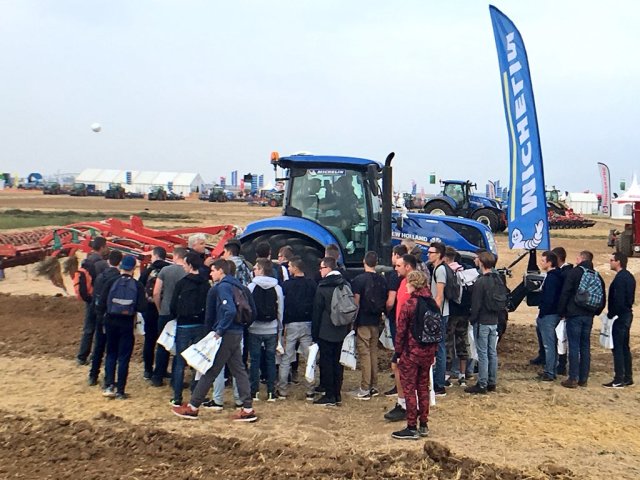 Grand_Dav's tweet photo. RT @MichelinAgriFR: 1ère démo #AxioBib2 #MultiBib #Michelin #Pneu 🚜 stand [E26] #InnovAgri2018 https://t.co/0YvcnINgd9 https://t.co/wXxcJeAVg6 #employee https://t.co/K70KMiTfk8