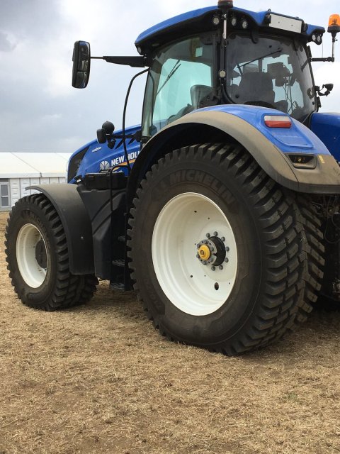 Grand_Dav's tweet photo. RT @ChezeauChPro: Chez @NewHollandAG @Innovagri1 un T7 équipé de pneus #roadbib @MichelinAgriFR 👍 https://t.co/RhbvWuP5aH https://t.co/uR2qo7dhDH #employee https://t.co/5oxL7htbcv