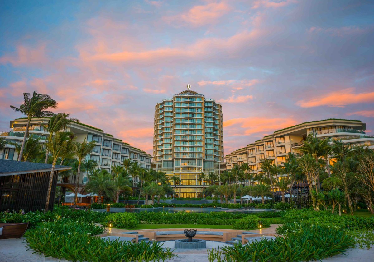 ICPhuQuoc's tweet photo. We invite you to enter your own private world, and together with our legendary heartfelt #Vietnamese service, every sense will be seduced and every whim indulged.

#InterContinentalLife #InterContinentalPhuQuoc
https://t.co/BYBDQiNgTx https://t.co/gBP08X79v0