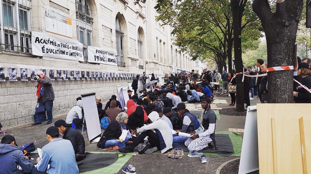 SCOL_MNA's tweet photo. [ En direct du lycée Voltaire ]
#LaissezNousEtudier .
Rejoignez-nous pour exiger la #scolarisation immédiate de tous.tes les mineur.e.s non accompagné.e.s ! https://t.co/cmbn7QXUxV