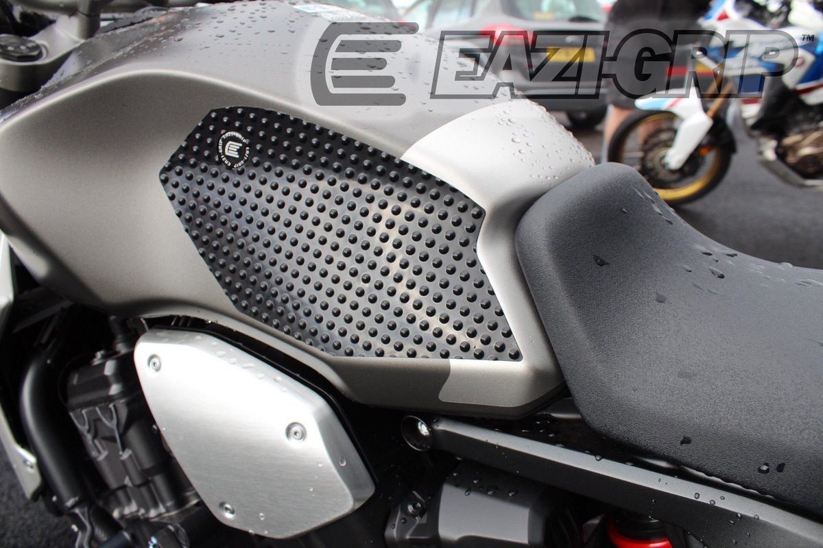 EaziGrip's tweet photo. What do you think of our New Grip for the Honda CB1000R 2018 in Black EVO? ๐
#EaziGrip #TankGrip #Honda https://t.co/WwBtuihr54