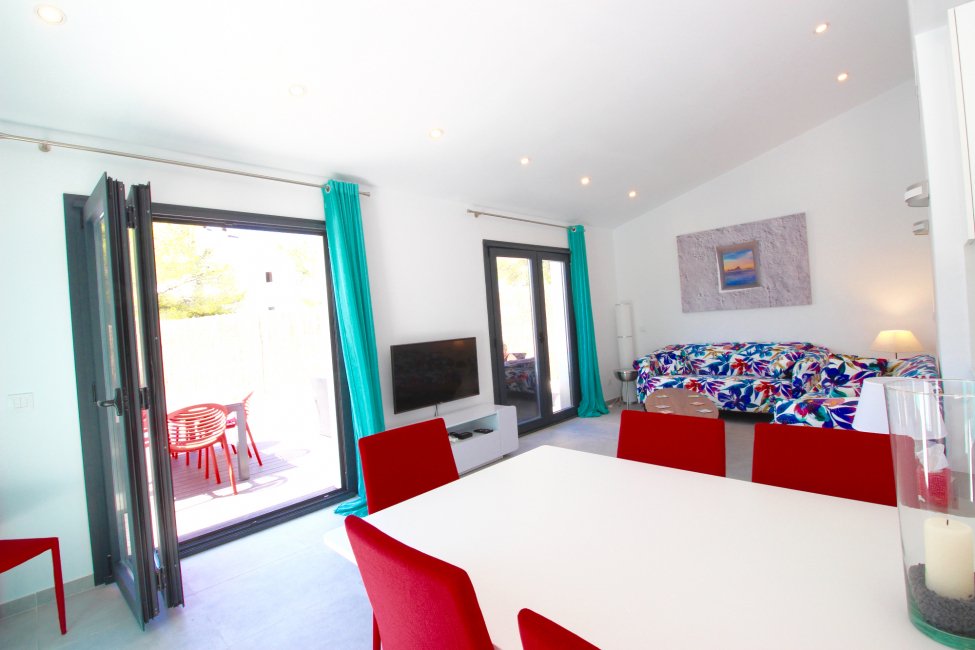 theholidaylet's tweet photo. The Palms Villa is a new luxury home located just 100m from the famed Pine Walk and beaches of Puerto Pollenca. Huge pool, contemporary fixtures, fittings &amp; furnishings. Free high speed wifi, UKTV, 600 thread Egyptian bedding. Sleeps 6 from £1950 per week. https://t.co/1R1TQffpru https://t.co/sDLykwKEdT