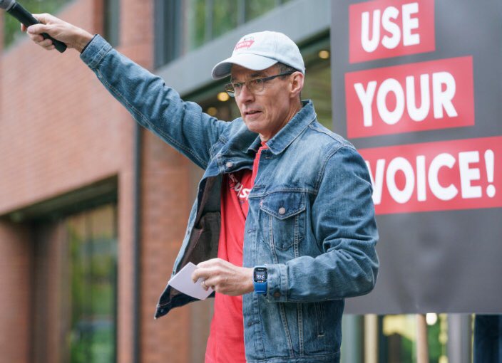 US denim brand @LEVIS has joined the debate on gun violence. The company’s CEO Chip Bergh has written an open letter expressing concern about the country’s “gun violence epidemic.” A brave and welcome move, but expect a major Republican backlash. apparelinsider.com/levis-chief-en…