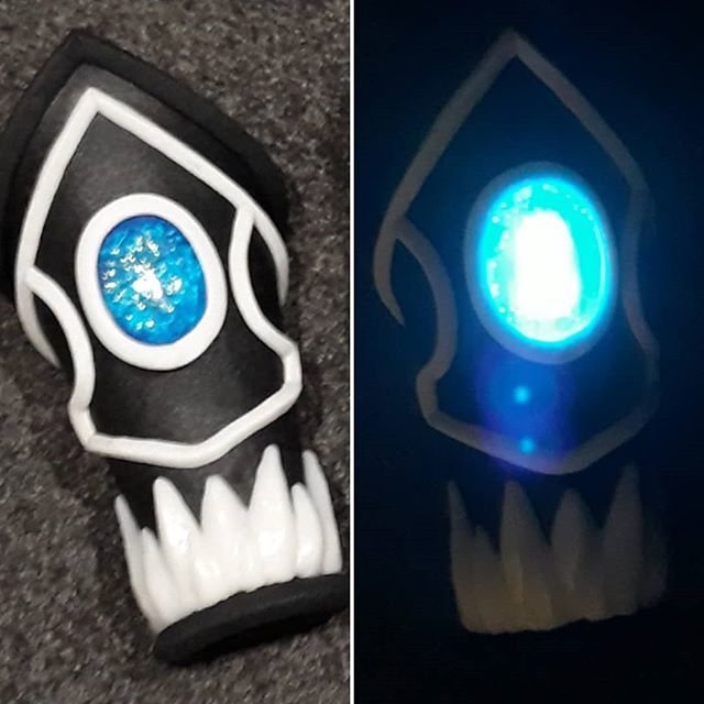 _Pinkstar14's tweet photo. Love putting lights into my cosplays. Gems made with crystal art from @worblanz with glitter nail polish and paint on the back and tin foil to reflex the light. #cosplay #bracer #leds #lights #bright #worbla #nzcosplayer #wow #warcraft https://t.co/Tz2qLoiiDn https://t.co/l10wPoegm3