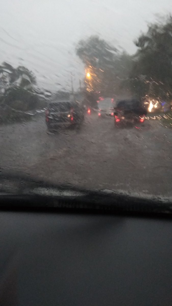 Sapto1st's tweet photo. @RadioElshinta @NTMCLantasPolri ;  Kota Bogor hujan lebat.... Hindari simpan Yasmin arah ke Pasar Kemang, ada genangan. https://t.co/XTnUNK9wzo